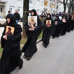 Епископ Јоаникије на литији у Никшићу