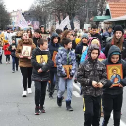 Епископ Јоаникије на литији у Никшићу