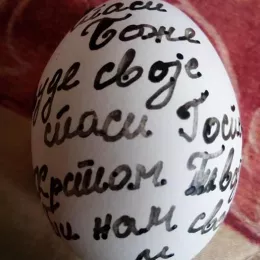 У Ораховцу и Великој Хочи почело шарање васкршњих јаја