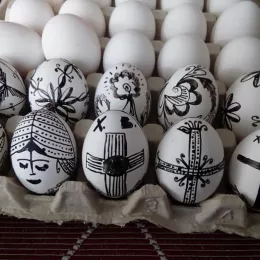 У Ораховцу и Великој Хочи почело шарање васкршњих јаја