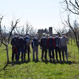 Запослени у Секретаријату за пољопривреду извршили резидбу воћа на газдинству манастира Ђурђеви Ступови