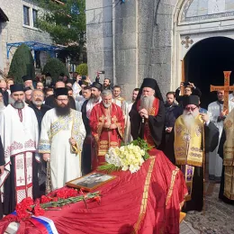 Епископ Јоаникије на сахрани владике Атанасије