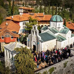 Епископ Јоаникије на сахрани владике Атанасије