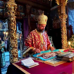 Владика Методије началствовао Литургијом у светогорском манастиру Светог Пантелејмона