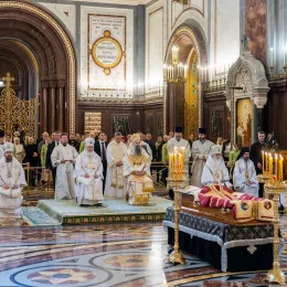 Предстојатељи Руске и Српске Православне Цркве служили Литургију и опело Епископу моравичком Антонију у Саборном храму Христа Спаситеља у Москви