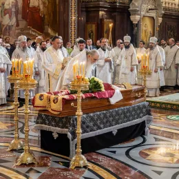 Предстојатељи Руске и Српске Православне Цркве служили Литургију и опело Епископу моравичком Антонију у Саборном храму Христа Спаситеља у Москви