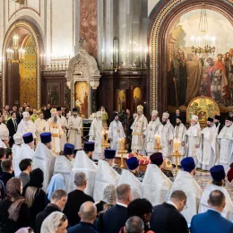 Предстојатељи Руске и Српске Православне Цркве служили Литургију и опело Епископу моравичком Антонију у Саборном храму Христа Спаситеља у Москви