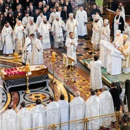 Предстојатељи Руске и Српске Православне Цркве служили Литургију и опело Епископу моравичком Антонију у Саборном храму Христа Спаситеља у Москви