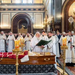 Предстојатељи Руске и Српске Православне Цркве служили Литургију и опело Епископу моравичком Антонију у Саборном храму Христа Спаситеља у Москви