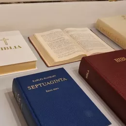 Изложба "Божија књига на 100 језика"