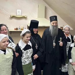 Патријарх Порфирије се поклонио моштима Свете Матроне Московске