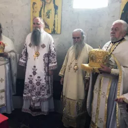 Митрополит Амфилохије и Епископ Јоаникије служили Литургију у манастиру Мајсторовина
