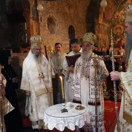 Литургија у Пећкој Патријаршији