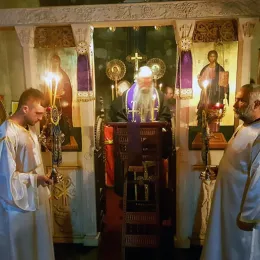 Владика Јоаникије служио у Ђурђевим Ступовима Велико бденије са 12 Страдалних јеванђеља