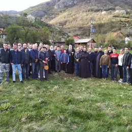 Епископ Јоаникије служио Пасхално вечерње љубави у Мартиновићима код Гусиња