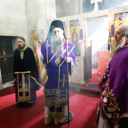 Епископ Јоаникије служио Литургију пређеосвећених дарова у Ђурђевим Ступовима
