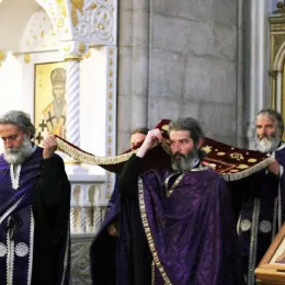 У Саборном храму у Никшићу на Велики петак служена вечерња служба са изношењем Плаштанице