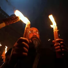 Сишао Благодатни огањ Господњи!