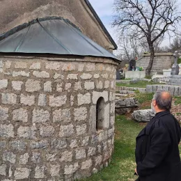 Оскрнављена црква Светог Луке у Рубежима