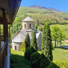 Епископ Методије на Велики понедељак богослужио у манастиру Мајсторовина