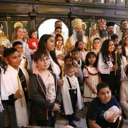 Патријарх Порфирије у Рипњу крстио више десетина младих светосаваца