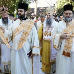 Патријарх Порфирије у Рипњу крстио више десетина младих светосаваца