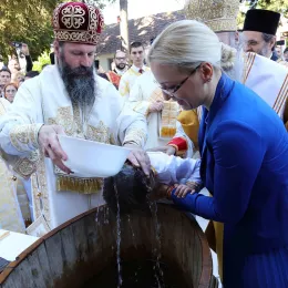 Патријарх Порфирије у Рипњу крстио више десетина младих светосаваца