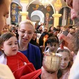 Патријарх Порфирије у Рипњу крстио више десетина младих светосаваца