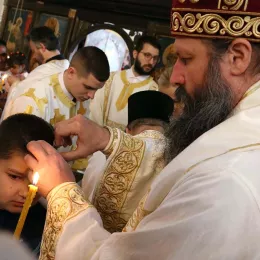 Патријарх Порфирије у Рипњу крстио више десетина младих светосаваца