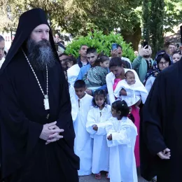 Патријарх Порфирије у Рипњу крстио више десетина младих светосаваца