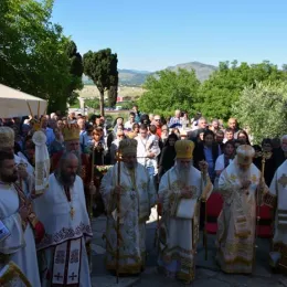 У манастиру Дајбабе освештано спомен обиљежје Царским страстотерпцима Романовима