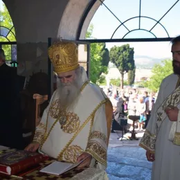 У манастиру Дајбабе освештано спомен обиљежје Царским страстотерпцима Романовима