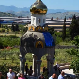 У манастиру Дајбабе освештано спомен обиљежје Царским страстотерпцима Романовима