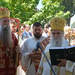 У манастиру Дајбабе освештано спомен обиљежје Царским страстотерпцима Романовима