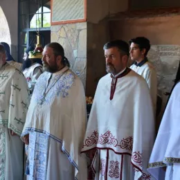 У манастиру Дајбабе освештано спомен обиљежје Царским страстотерпцима Романовима