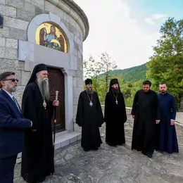 Митрополит Антоније и Епископ Јоаникије служили Литургију у Пивском манастиру