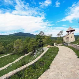 Митрополит Антоније и Епископ Јоаникије служили Литургију у Пивском манастиру