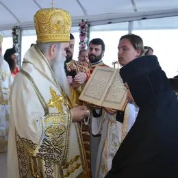 Празник Светог Василија свечано, саборно и молитвено прослављен у острошкој светињи