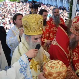 Празник Светог Василија свечано, саборно и молитвено прослављен у острошкој светињи