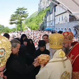 Празник Светог Василија свечано, саборно и молитвено прослављен у острошкој светињи