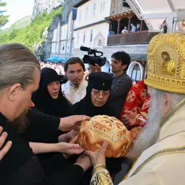 Празник Светог Василија свечано, саборно и молитвено прослављен у острошкој светињи