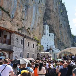 Празник Светог Василија свечано, саборно и молитвено прослављен у острошкој светињи