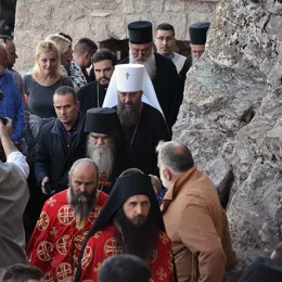 Празник Светог Василија свечано, саборно и молитвено прослављен у острошкој светињи