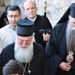 Празник Светог Василија свечано, саборно и молитвено прослављен у острошкој светињи