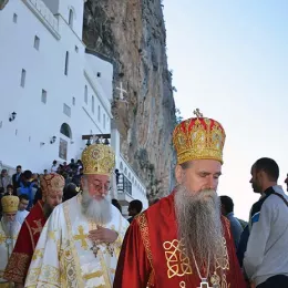 Празник Светог Василија свечано, саборно и молитвено прослављен у острошкој светињи
