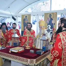 Празник Светог Василија свечано, саборно и молитвено прослављен у острошкој светињи