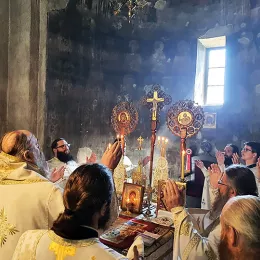 Литургијско сабрање, на Томину недјељу, у Ђурђевим Ступовима 