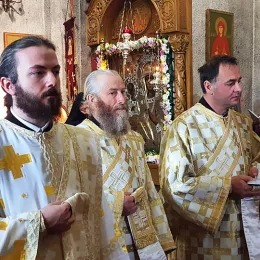 Литургијско сабрање, на Томину недјељу, у Ђурђевим Ступовима 