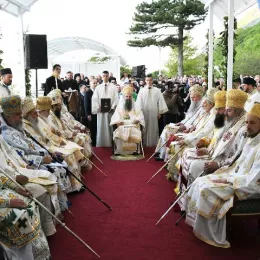 Патријарх српски г. Порфирије на празник Светог Василија Острошког богослужио у Горњем манастиру Острогу
