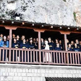 Патријарх српски г. Порфирије на празник Светог Василија Острошког богослужио у Горњем манастиру Острогу